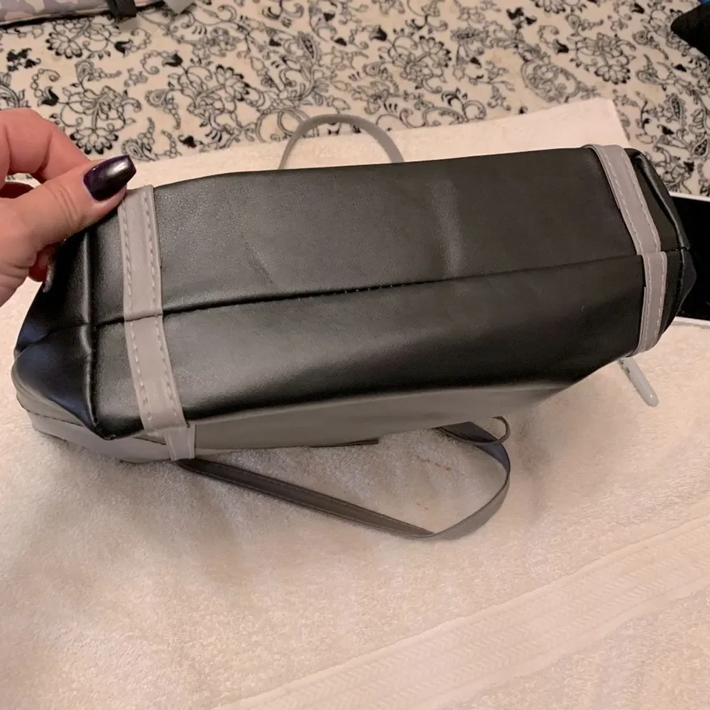 Minimalist Two Tone Tote - Picture 3 of 5